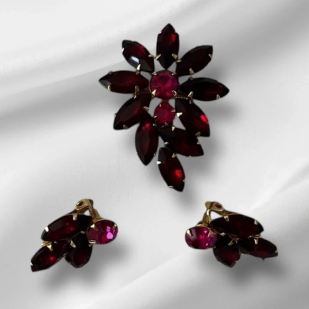 Vintage Weiss Red Rhinestone gold tone Brooch Earrings Set..jewelry set..